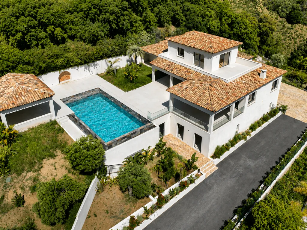 Vue aérienne - Villa Contemporaine avec Vue Panoramique sur la Mer à Sainte-Maxime