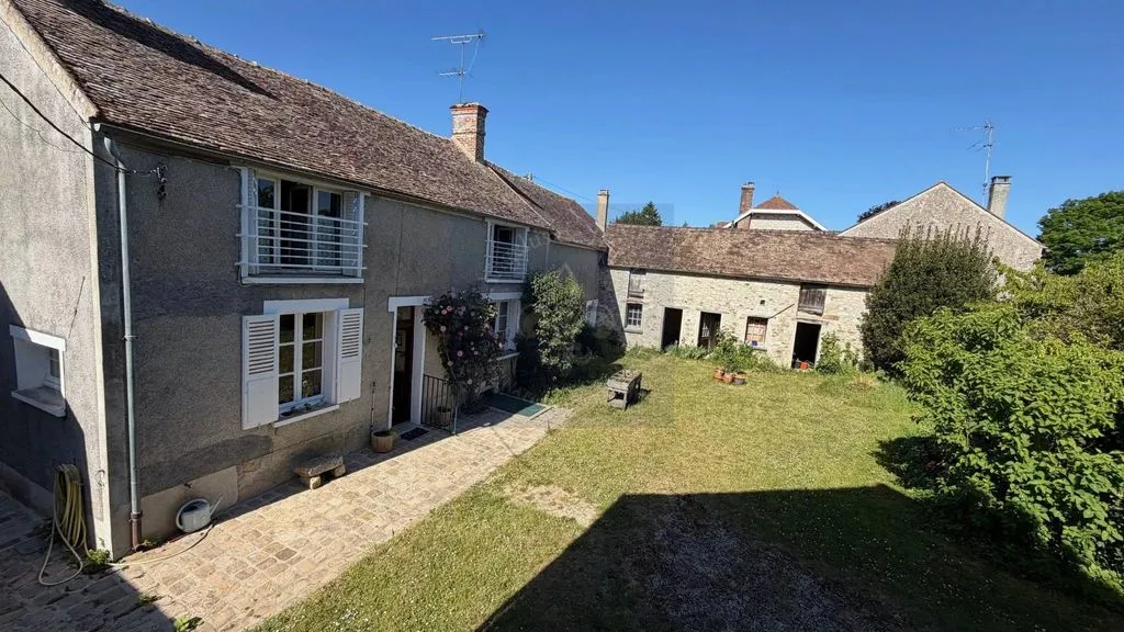 Õhuvaade - Farmhouse to Restore with Barns in Fontainebleau