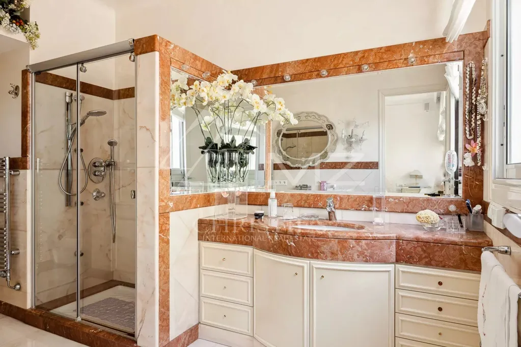 Vannitoad - High-Floor Apartment with Panoramic Sea View in Cannes