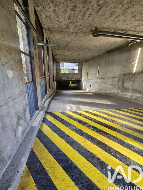 Garaaž - Parking Space in Secure Basement at Cergy