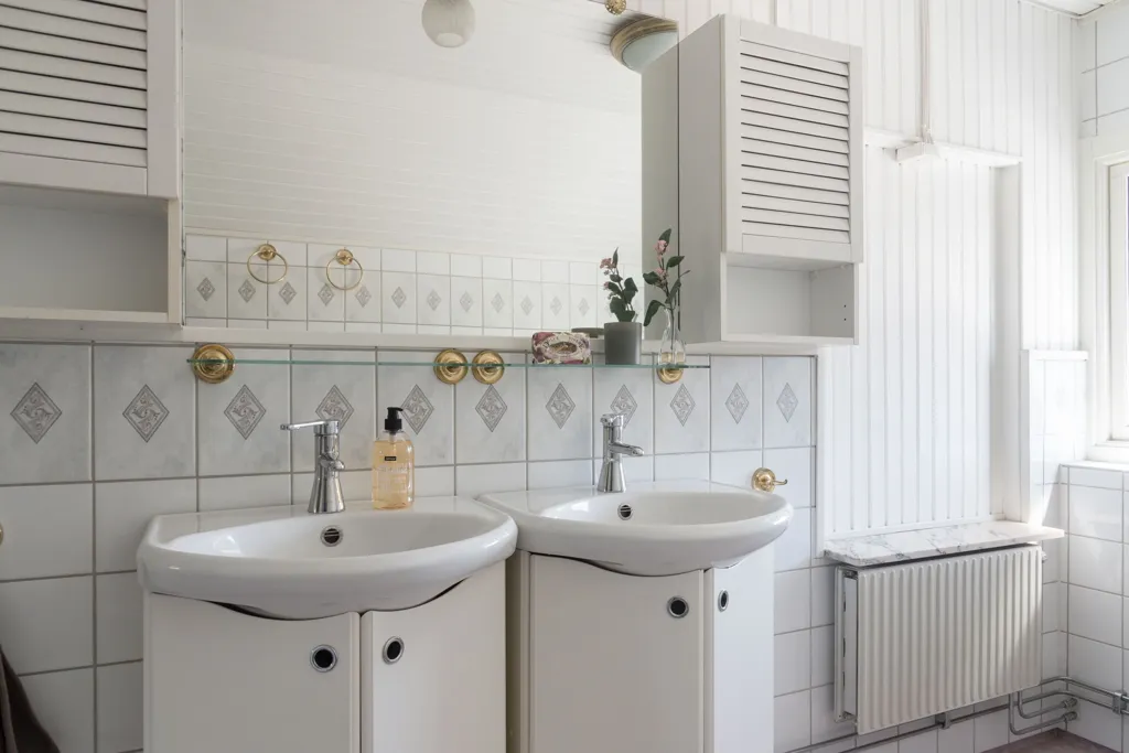 Salles de bain - Villa with Corner Plot and Pool in Quiet Area