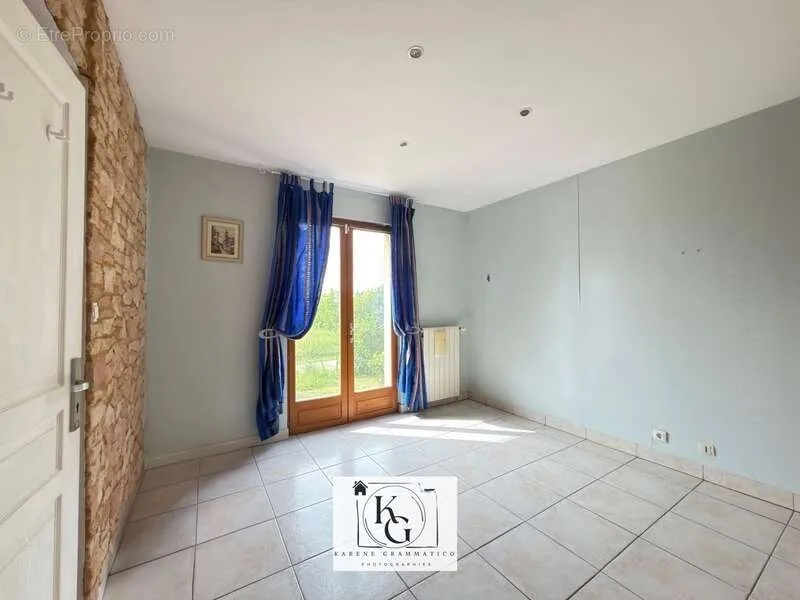 Pièces - Maison Individuelle avec Terrasse et Jardin Calme