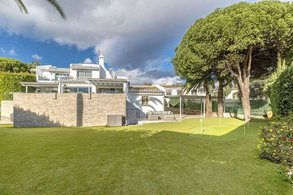 Jardin - Traditional Chalet with Pool in Las Chapas, Marbella