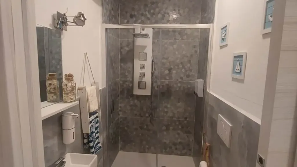 Salles de bain - Rearranged Apartment with Beach Access in Nettuno