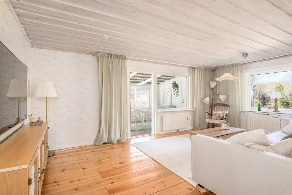 Elutuba - Charming Villa by the Stream in Björkom