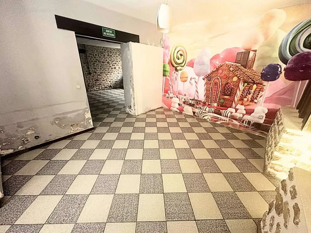Toad - Commercial Property for Bakery in Sceaux