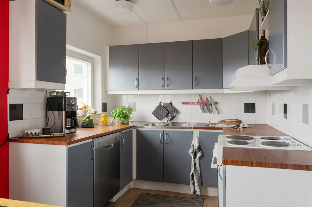 Köök - Spacious Apartment with Balcony in Söderby