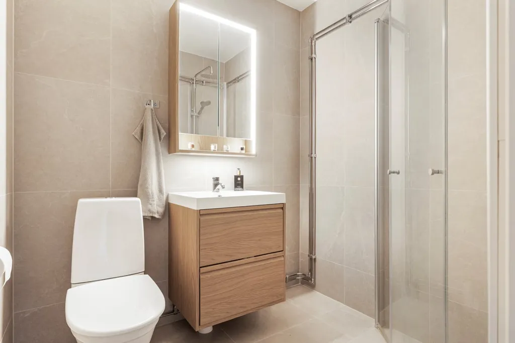 Salles de bain - Renovated Two-Bedroom with Glass Balcony in Malmö