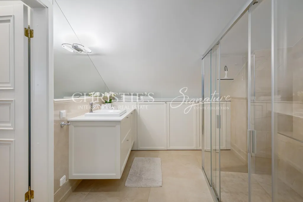 Baños - Historic 4-Bedroom Flat in Tallinn City Centre