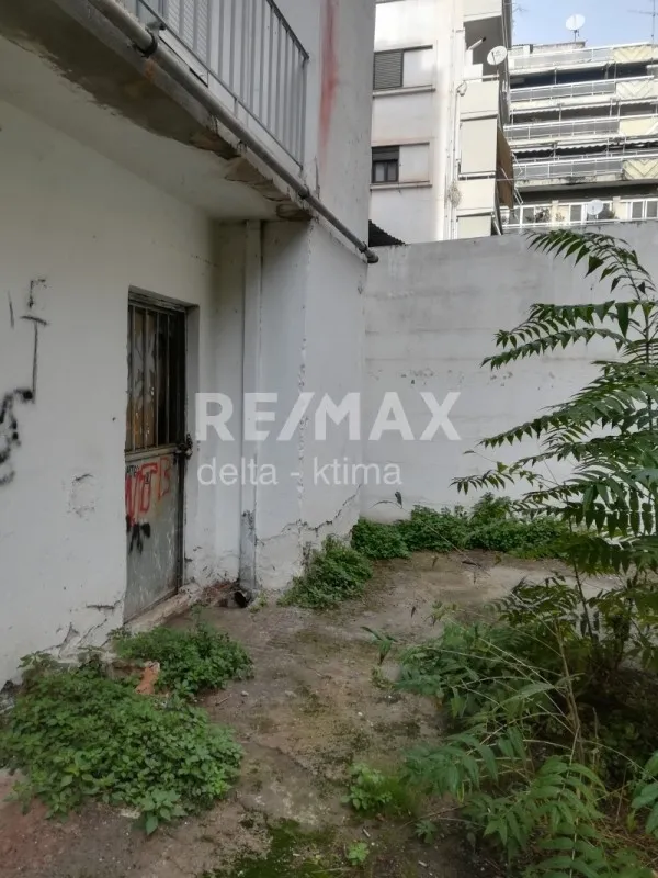 Jardin - Semi-Basement Flat with Garden in Larissa