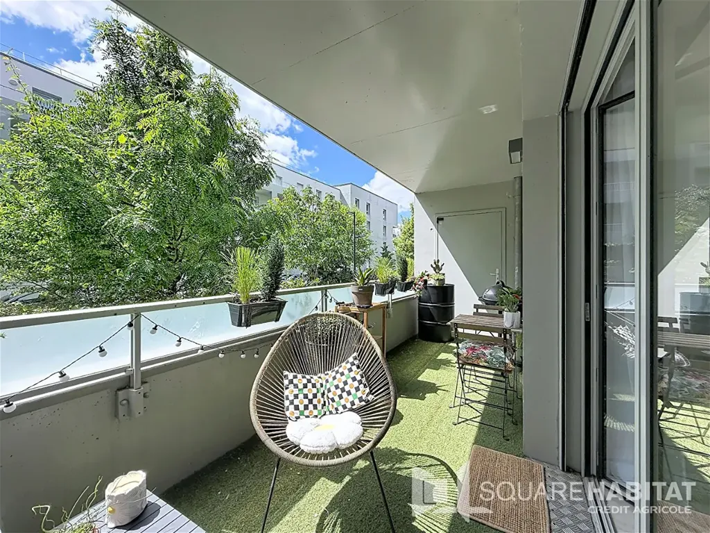3-Bed Apartment with Loggia in Rennes