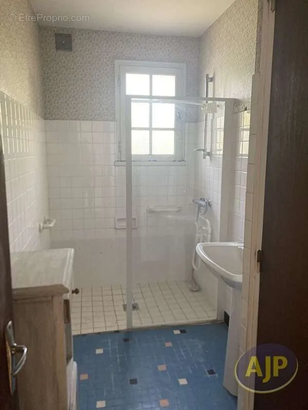 Salles de bain - Maison à Rénover avec Jardin entre Malansac et Caden