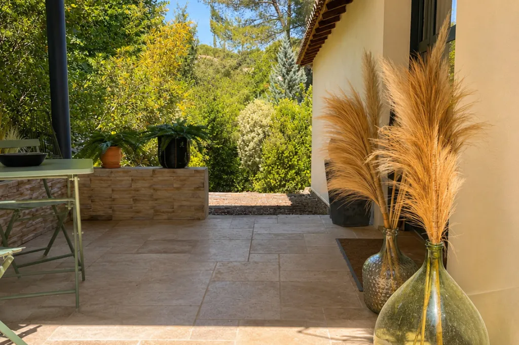 Terrasse - Villa avec Piscine à Saint-Clément-de-Rivière