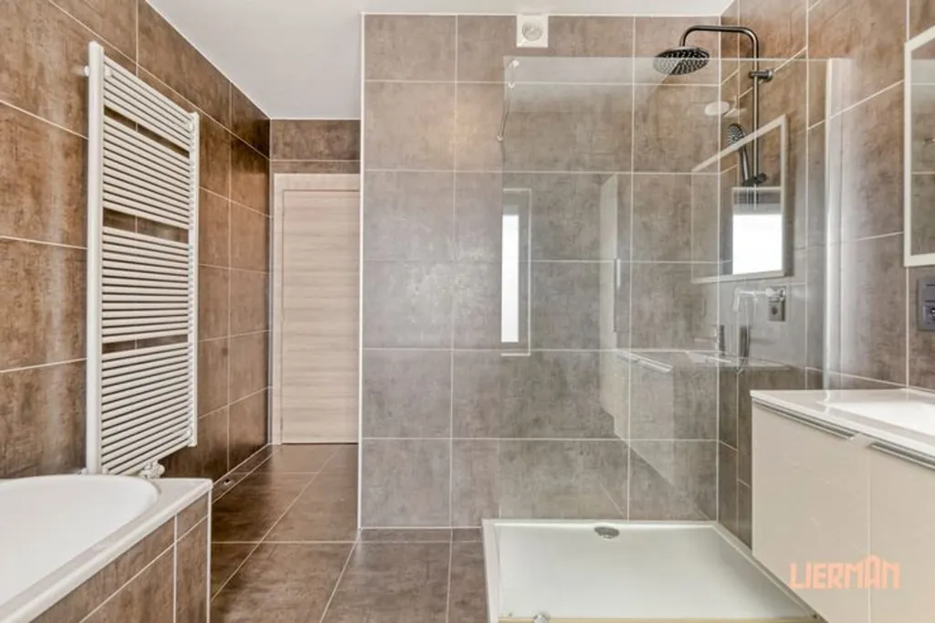 Salles de bain - Maison Rénovée avec Terrasse à Aalst