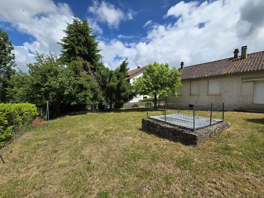 Jardin - Maison avec Vue sur le Château d'Hautefort à Excideuil