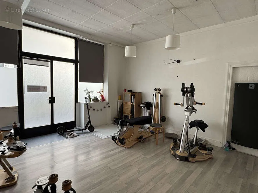 Rooms - Commercial Space with Street Frontage in Ainay