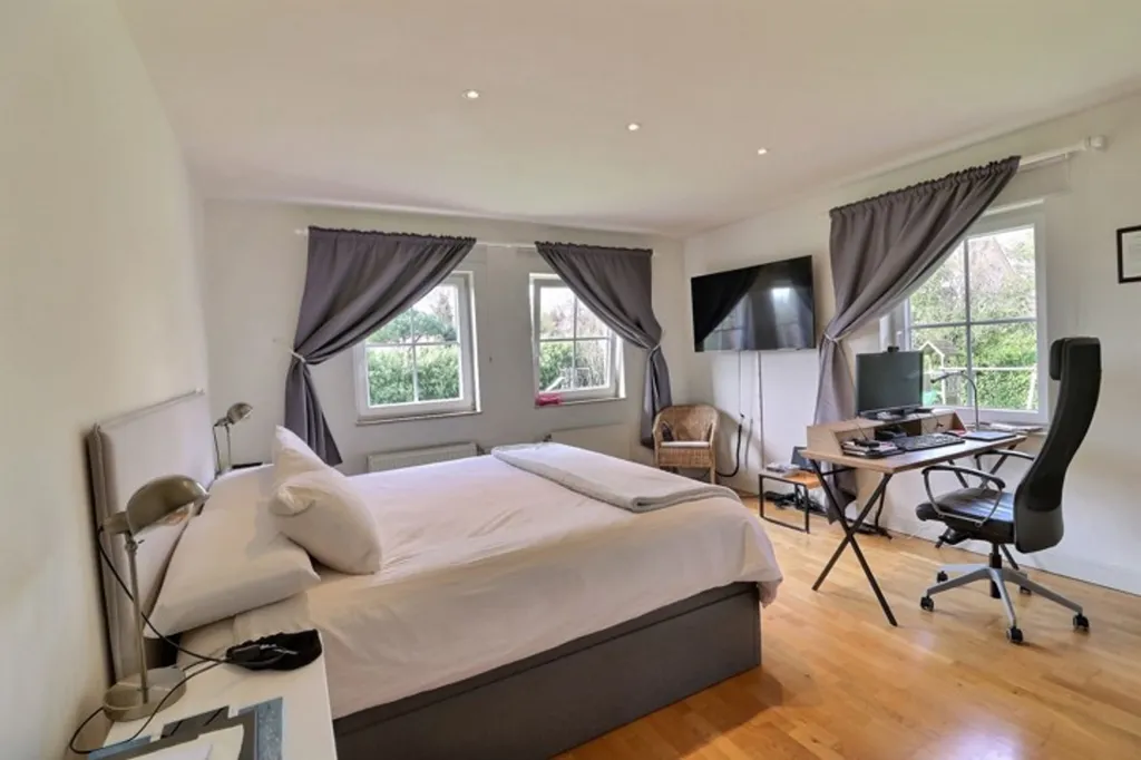 Chambres - Villa Spacieuse avec Terrasse à Waterloo