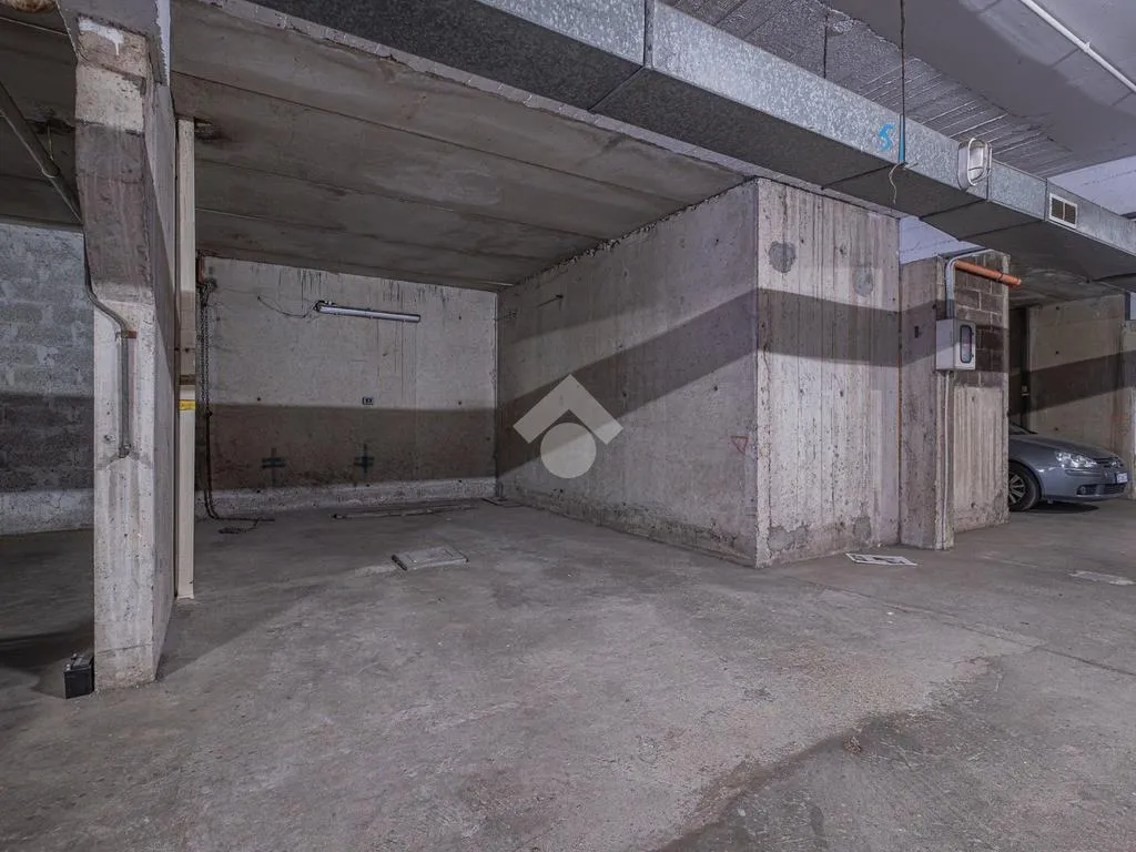 Garage - South-Facing Apartment with Terrace in Rome