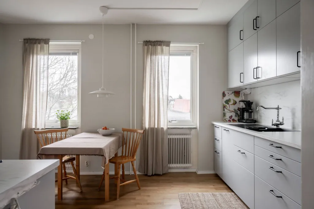 Söögituba - Apartment with South-Facing Balcony in Borås