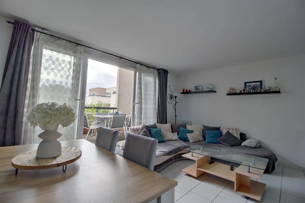 Living Room - Duplex Apartment with Terrace in Cergy