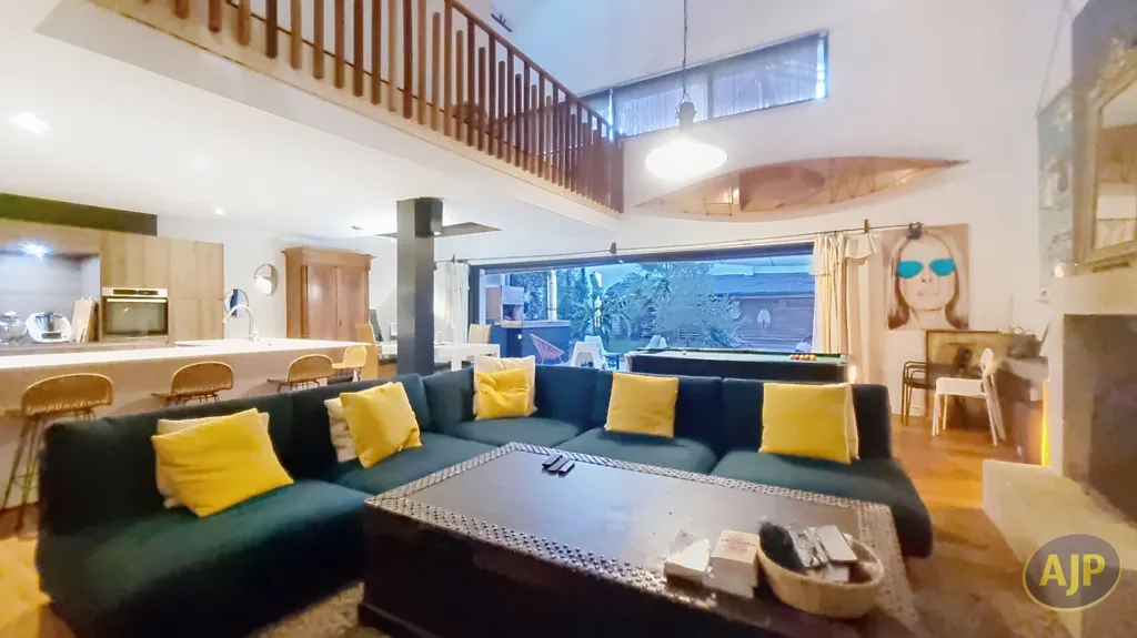 Séjour - Loft avec Piscine et Garage au Cœur de la Ville
