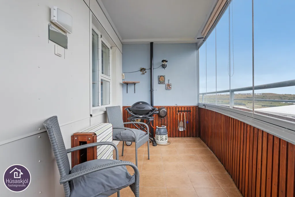 Balcon - Apartment with Panoramic Views in Kopavogur