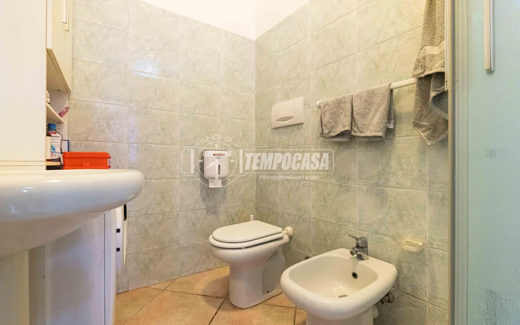 Bagni - Bright Trilocale with Loggia in Bosisio Parini