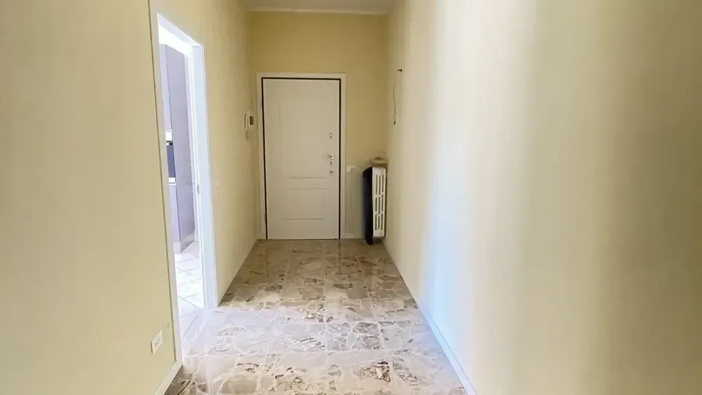 Entrée - Rearranged Apartment with Balcony in Curno