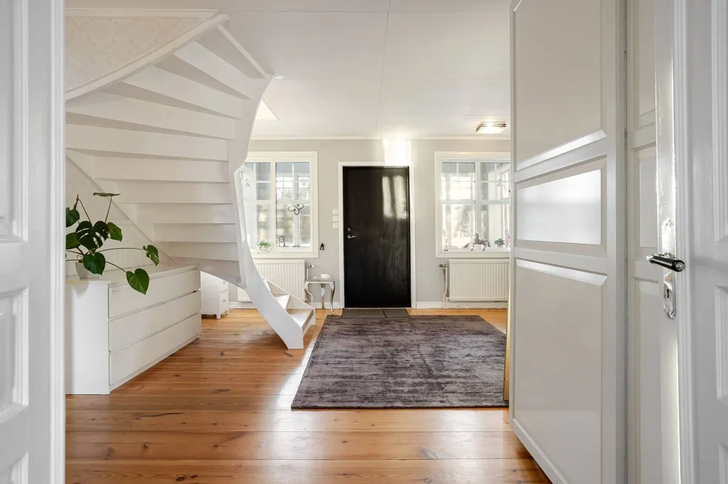 Hallway - Well-Maintained Farmhouse with Stables in Västernorrland