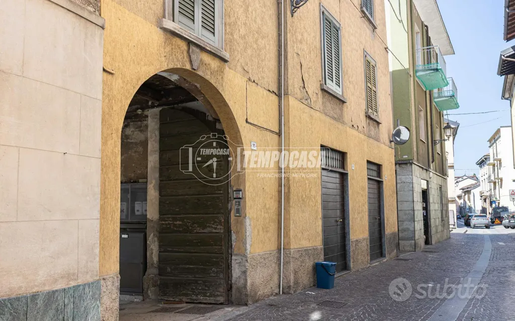 Extérieur - Duplex with Commercial Space in Oggiono