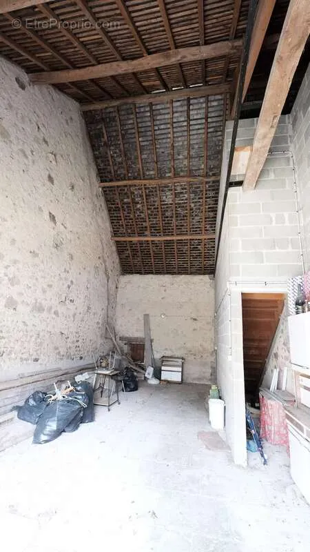 Garaaž - Large Semi-Detached House with Garden in Onlay