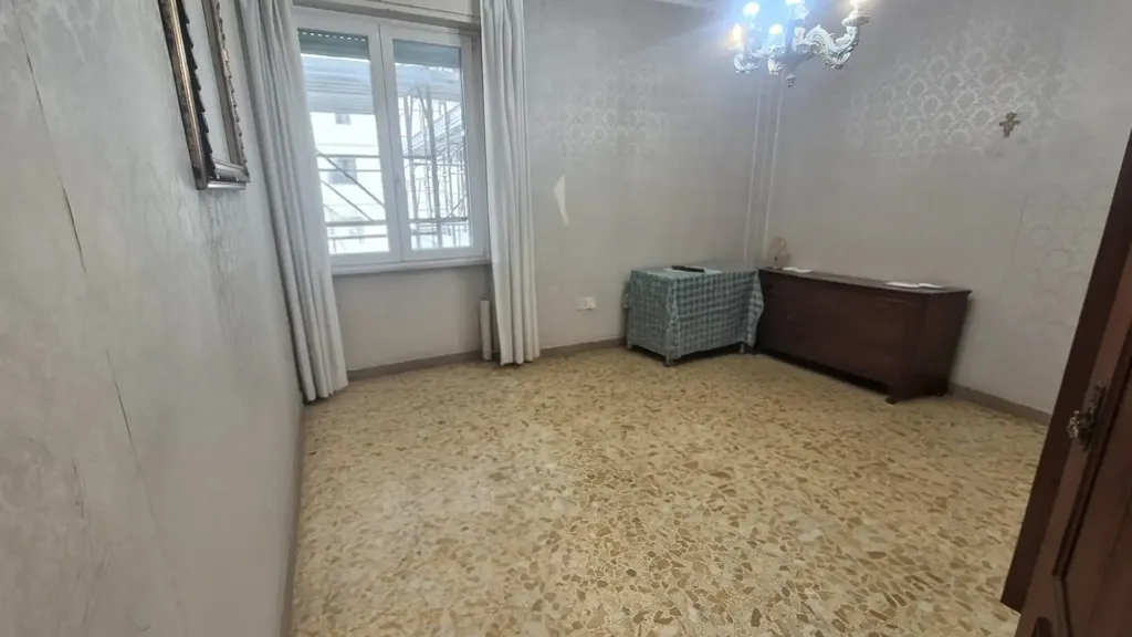 Pièces - 4-Room Apartment with Balcony in Florence