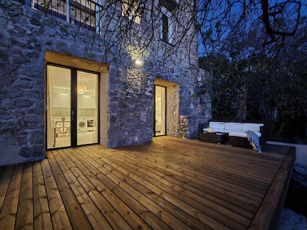 Terrazza - Architect-Designed Studio with West Terrace in Gaubert