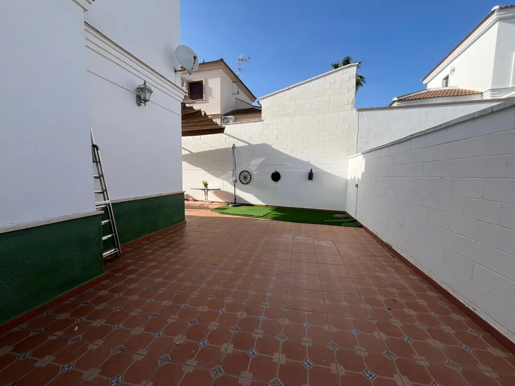 Aed - Corner Chalet with Terrace in Pilas