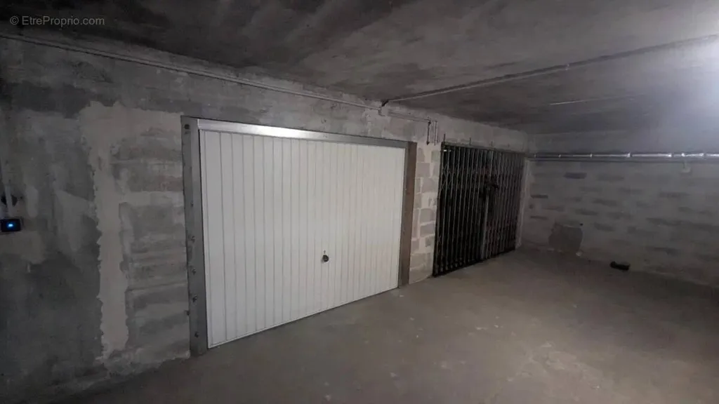 Garage - Private Garage in Prado République, Bordeaux