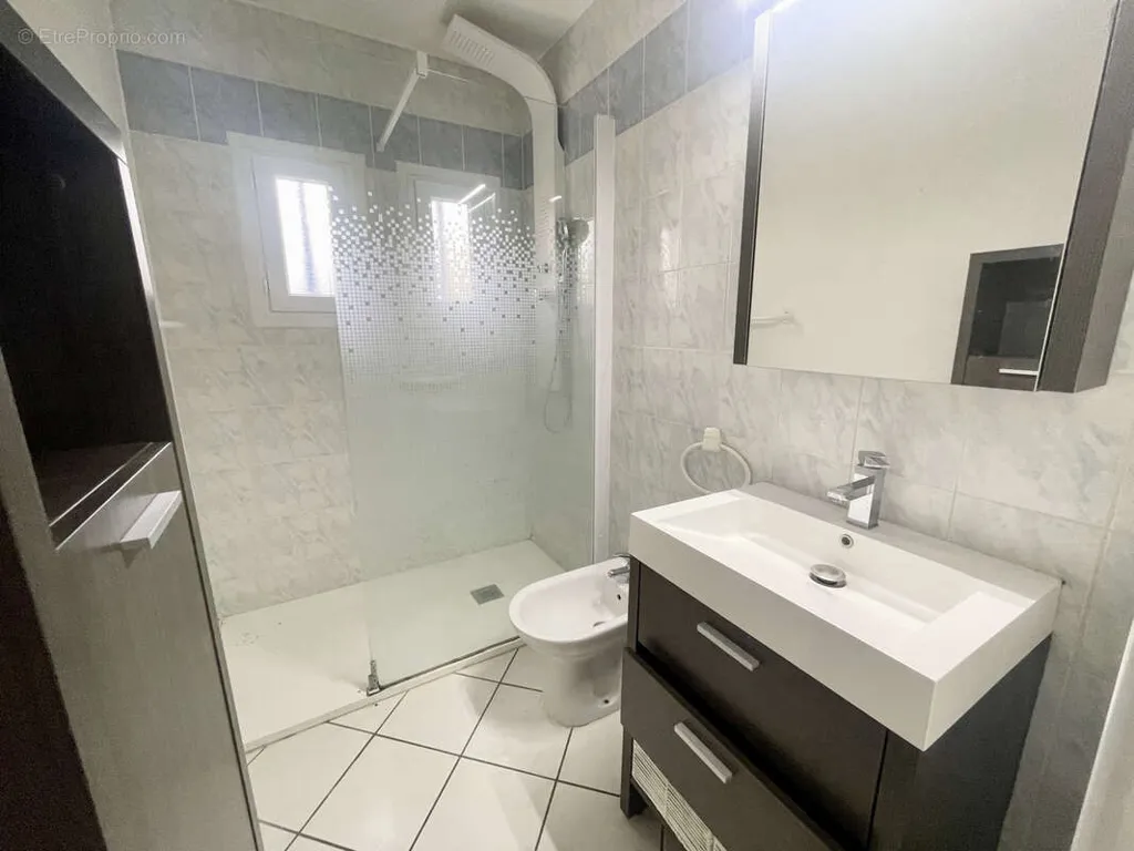 Salles de bain - Villa avec Garage et Atelier à Clermont-l'Hérault