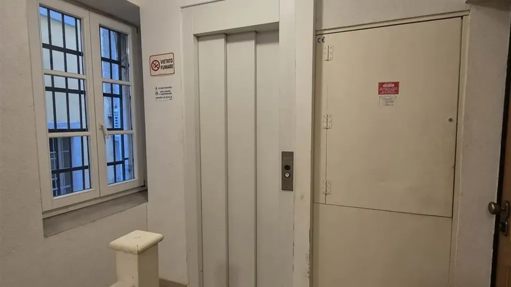Ingresso - Historic Bilocale with Piazza View in Trieste