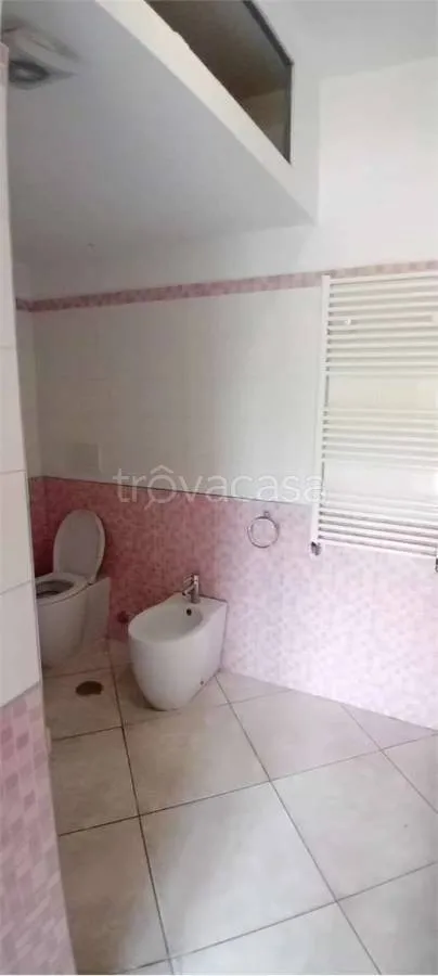 Salles de bain - Rear-Facing Apartment with Terrace in Latina