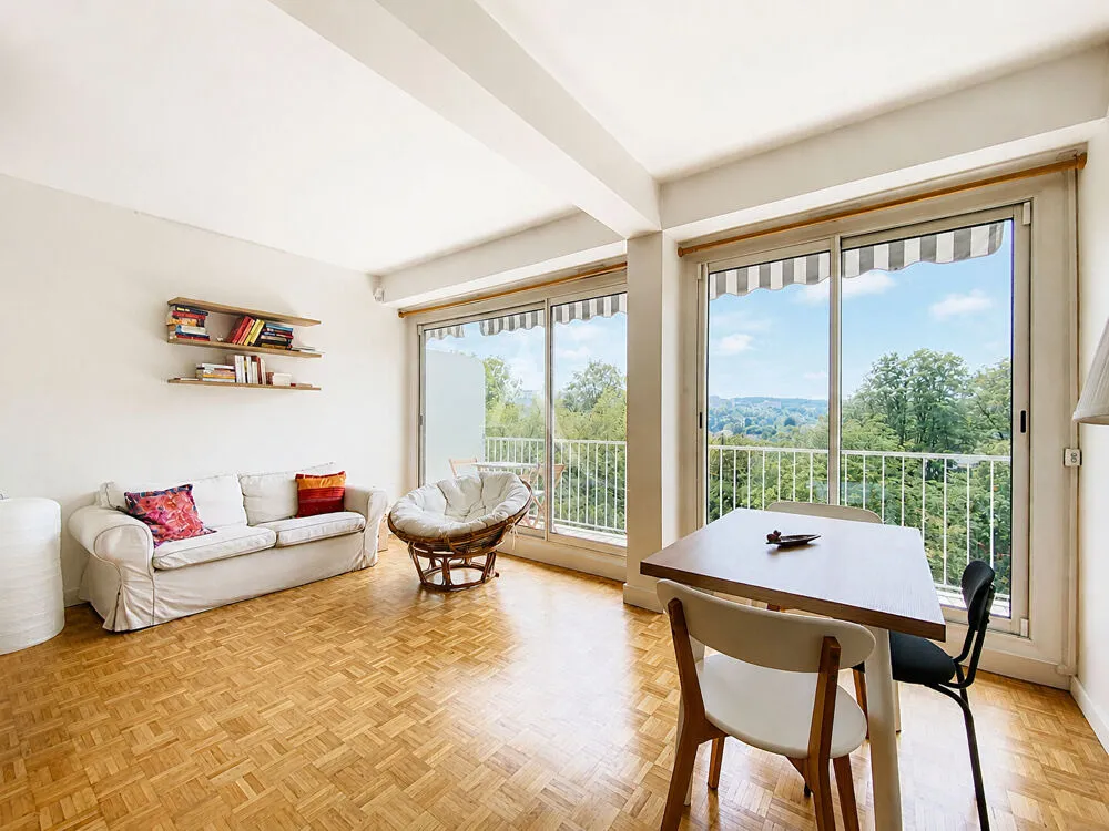 Séjour - Studio Meublé avec Balcon à Saint-Germain-en-Laye