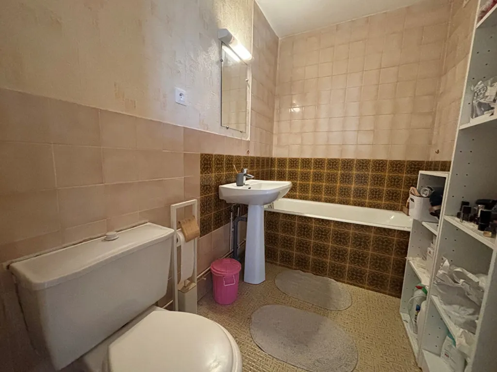 Bathrooms - Spacious 1-Bed Flat with Parking in Quiet Area