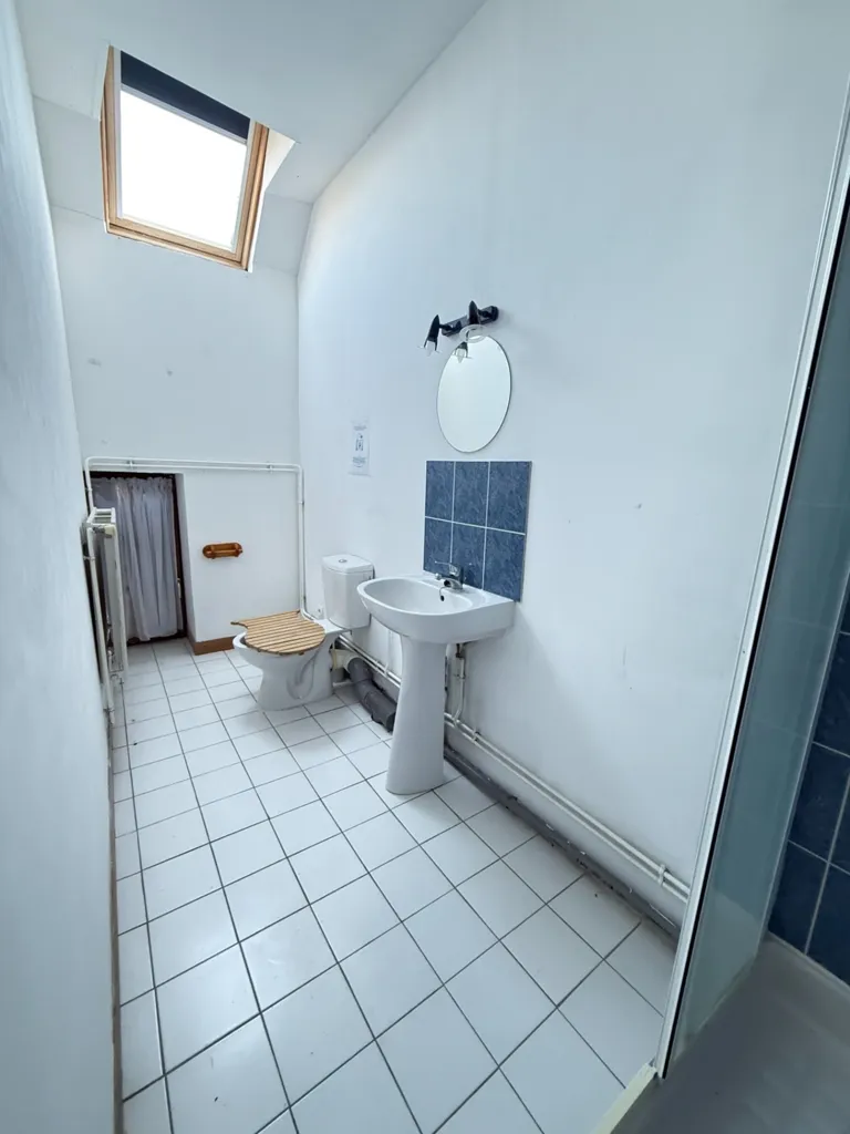 Salles de bain - Maison en Pierre avec Cour Intérieure à Bussière-Dunoise