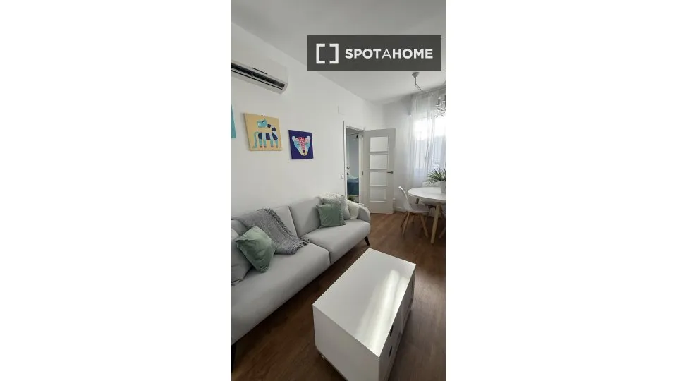 Living Room - 1-Bedroom Apartment in Pacifico, Madrid