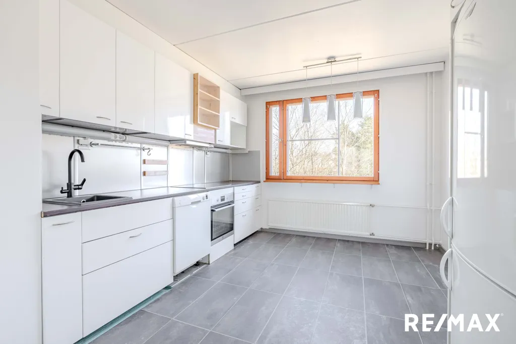 Kitchen - Apartment with Balcony in Helsinki Vesala