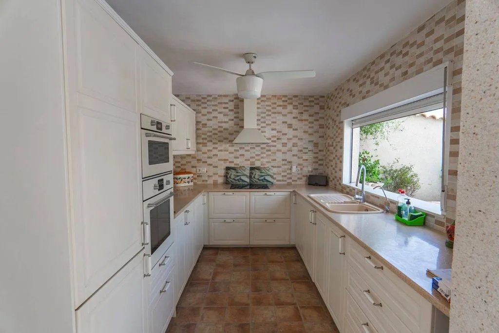 Köök - 4-Bedroom Villa with Pool in Ciudad Quesada
