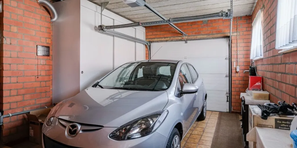 Garage - Villa avec Double Garage près du Centre à Lindelhoeven