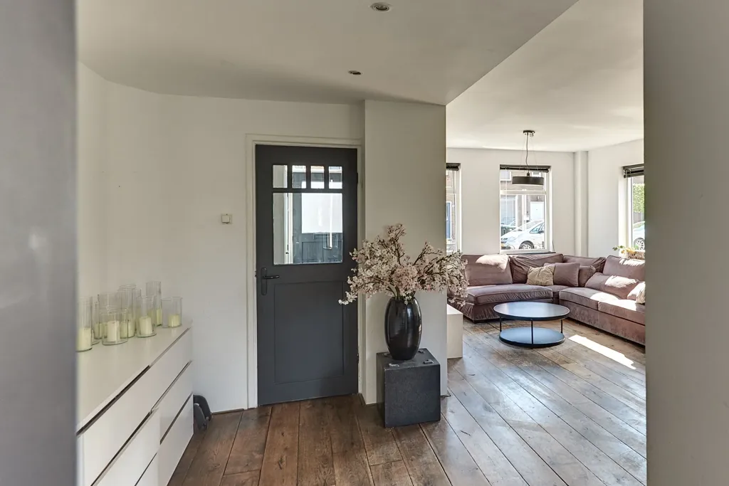 Entrée - End-Terrace House with Multifunctional Annex in Tweelingstad