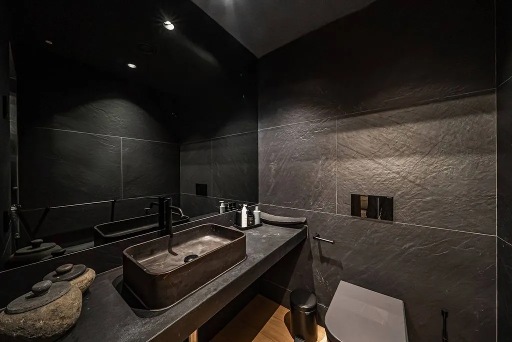 Bathrooms - 10-Bedroom Chalet with Pool in Guadalmina Baja