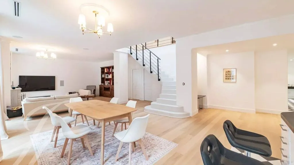 Salle à manger - Appartement Duplex Rénové au Centre de Cannes