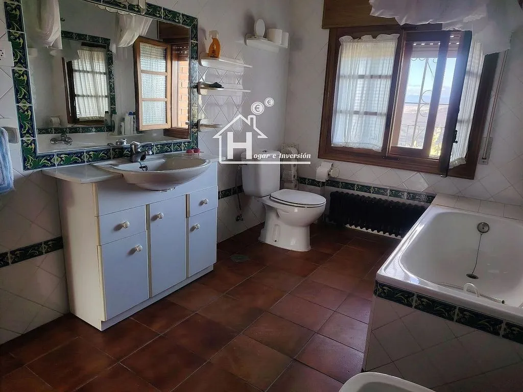 Bathrooms - Chalet with Large Plot in Trijueque