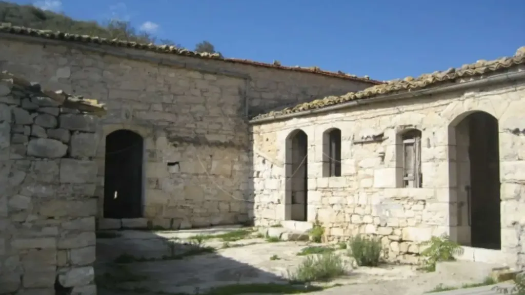 Aed - Traditional Rustico with Extensive Land in Ragusa